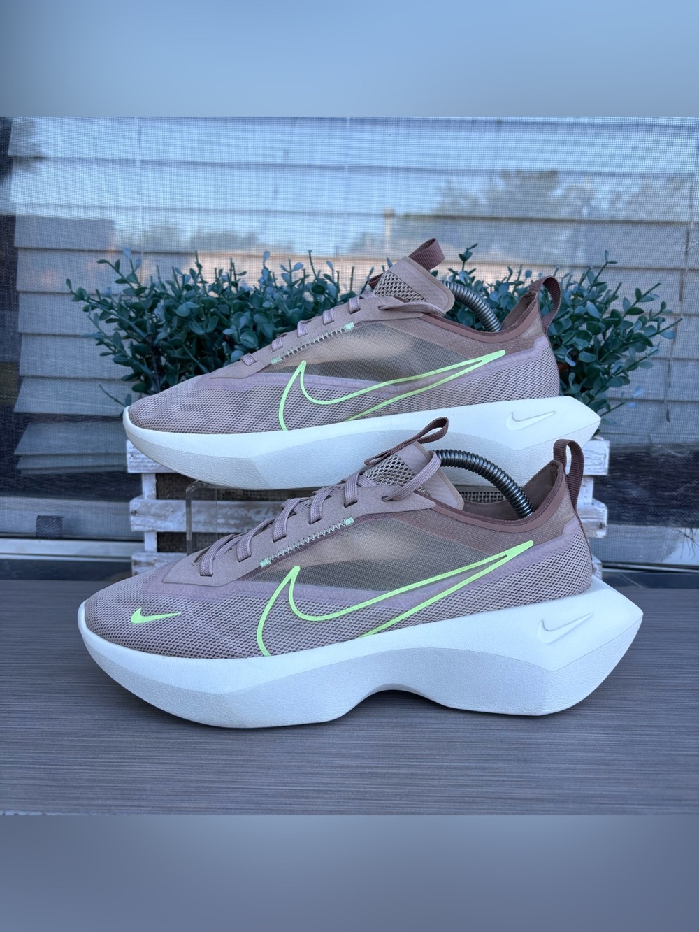 Nike Women's Vista Lite Fossil Stone Size 10 US